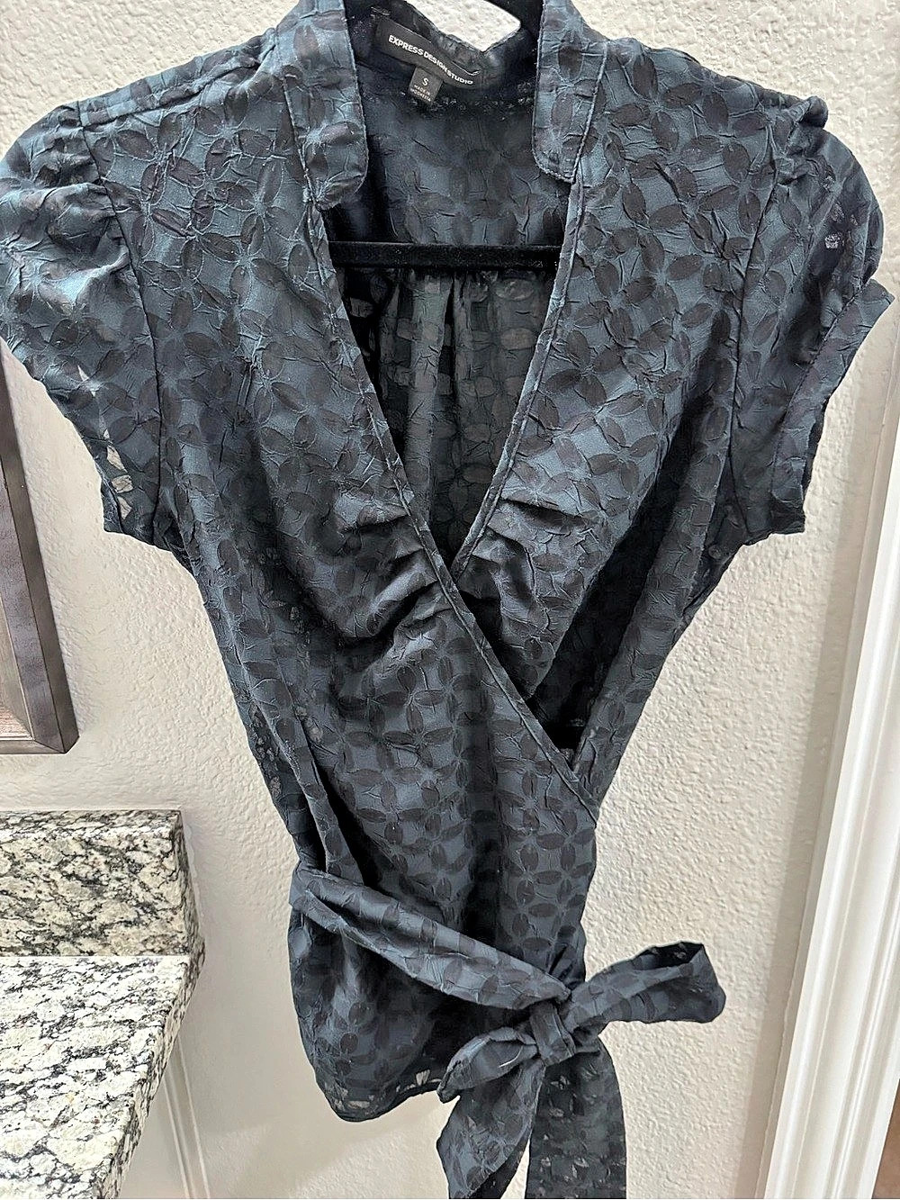 Express Design Studio Women'Small Black Geometric Wrap Blouse Size Small